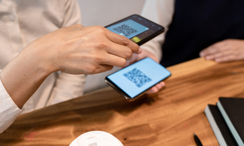 来場者から提示されたQRコードをスマートフォンアプリを使って読み取り_QRイベント受付